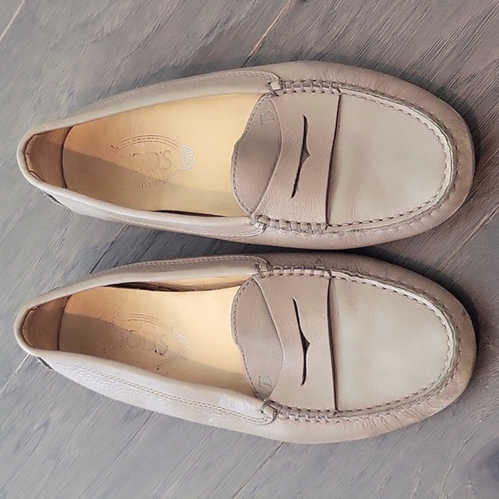 Tod's women taupe loafers